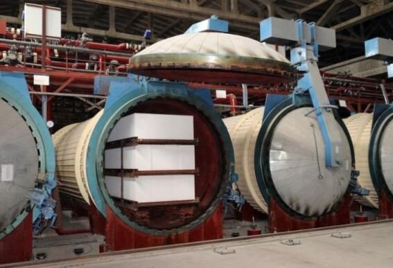 Заводской газоблок обязательно проходит серьезную обработку в автоклавах, иначе это вовсе никакой не газоблок