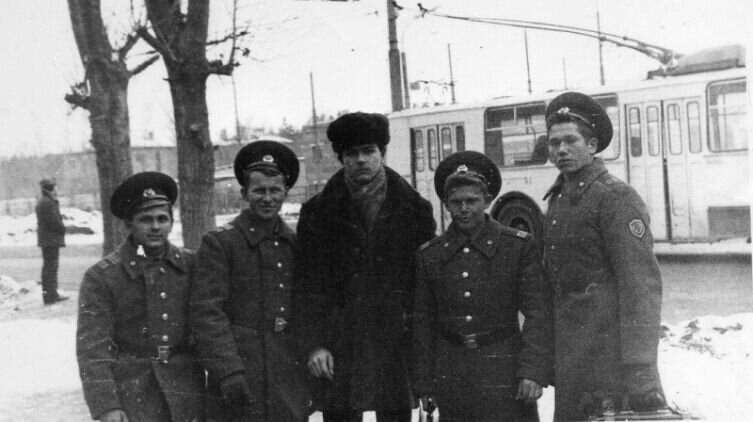    Домой. Слева направо: Володя Мамонтов (г. Ухта, Коми), Сергей Шуплецов (г. Серов, Свердловская обл.), неизвестный, Толя Ануфриев, Виталий Хохрин (оба Кировская обл.), все 47-ой Керкинский пого, в/ч 2042, ММГ-3 Мардиан. Фото: Виталий Хохрин, личный архив