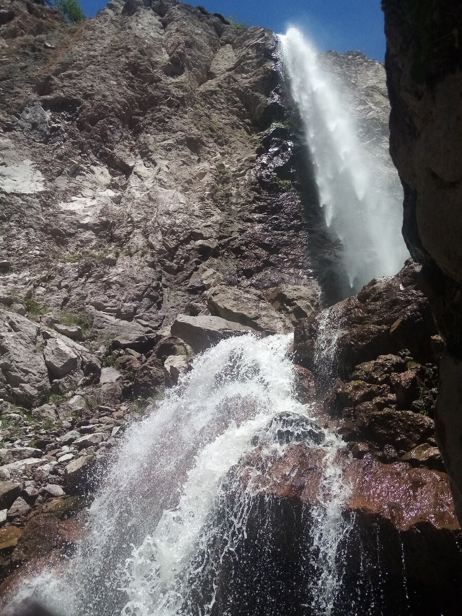 Водопад Азау из грота