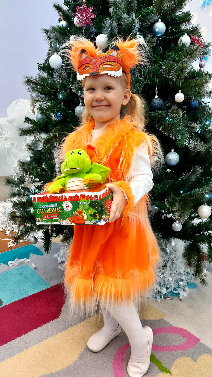 Фотография из личного архива. Варя на ёлке в детском саду