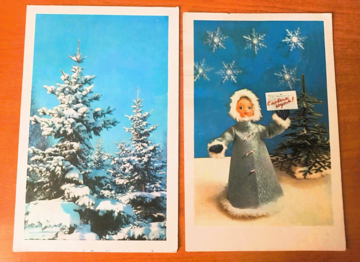 Ели в зимнем лесу  слева и Снегурочка справа