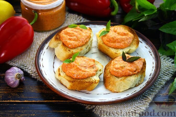 перец болгарский, сыр творожный, брынза, чеснок, паприка молотая, сок лимона, базилик свежий, масло растительное, соль, перец чёрный молотый