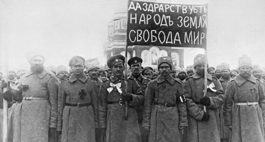 Солдатский митинг в феврале 1917 года. Источник: burevestn1k.livejournal.com