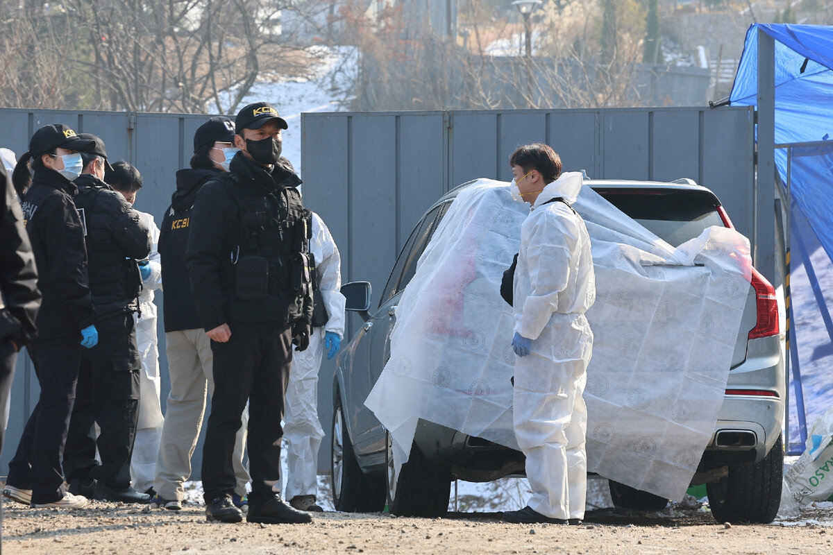 Полиция обследует машину Ли Сон Гюна, в которой было обнаружено тело актёра.