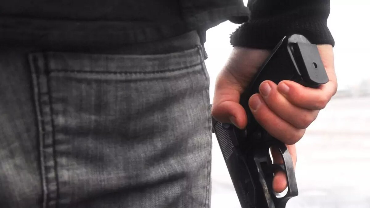     В одном из дворов в Нижневартовске мужчину бегал с предметом, похожим на пистолет. Жильцы дома выложили видео, на которое также попала полуголая женщина.