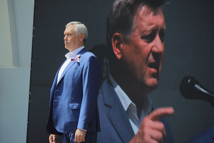 Андрей Травников (на переднем плане) и Анатолий Локоть. Фото Михаила Перикова