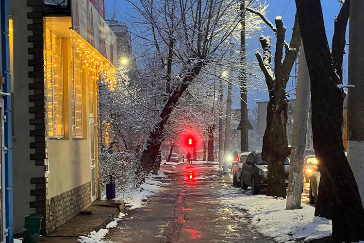    К Новому году столица ЛНР засверкала гирляндами и украшениями. С начала месяца местные предприниматели стали обвешивать мишурой свои магазины, кафе, которых в Луганске просто не сосчитать