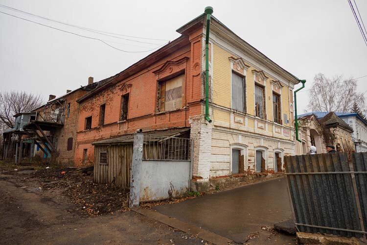    Первое, что занимает разум, не Чистопольский часовой завод «Восток» и не строчки стихов Пастернака о домике с лодками в саду, чем знаком туристам город, а удручающий внешний облик