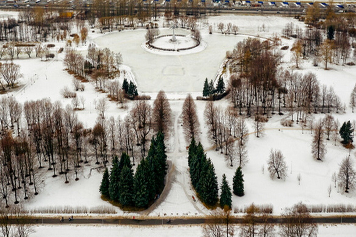 Фото: Яндекс картинки. Вход в парк Авиаторов. волшебные Ёлки слева