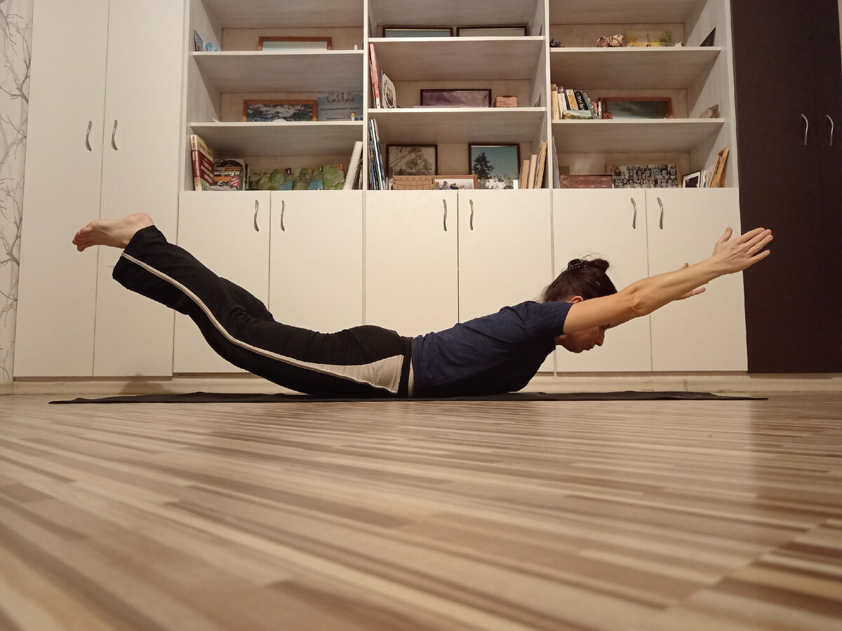 Можно сначала сделать 15-30 подходов подъёма верхней части корпуса, оставляя ноги лежать на полу, а затем - подъем таза и ног, оставляя корпус на полу, так же - 15-30 раз. Подходы можно повторять.