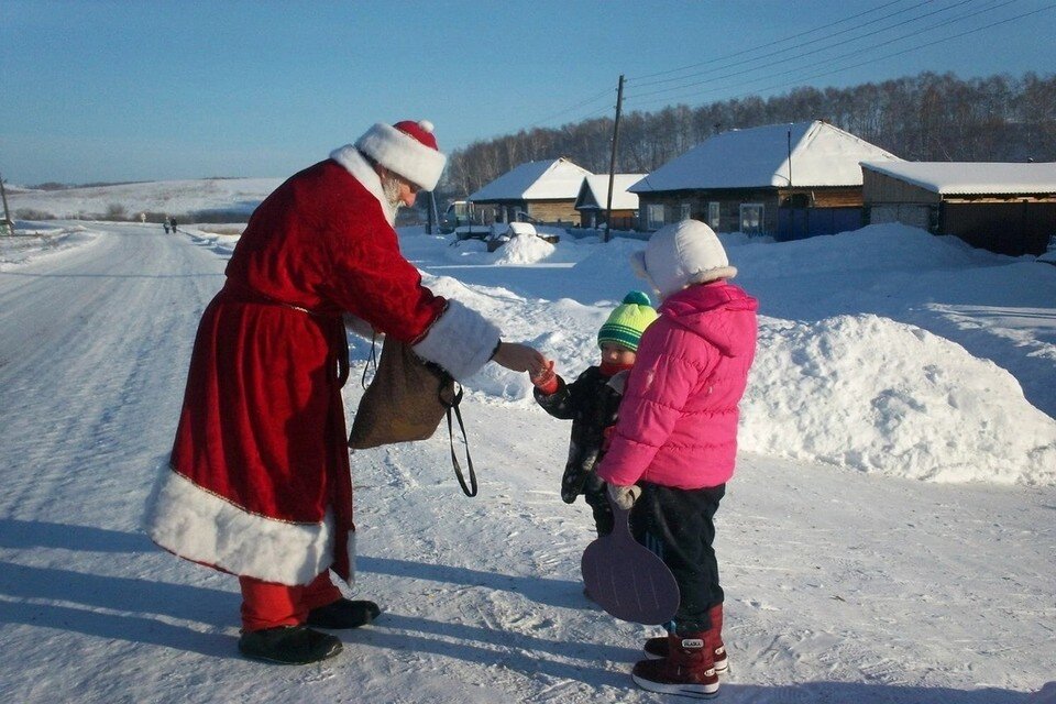    Дед Мороз идет по улице и дарит подарки взрослым и детям. Фото предоставлено Андреем Григорьевым