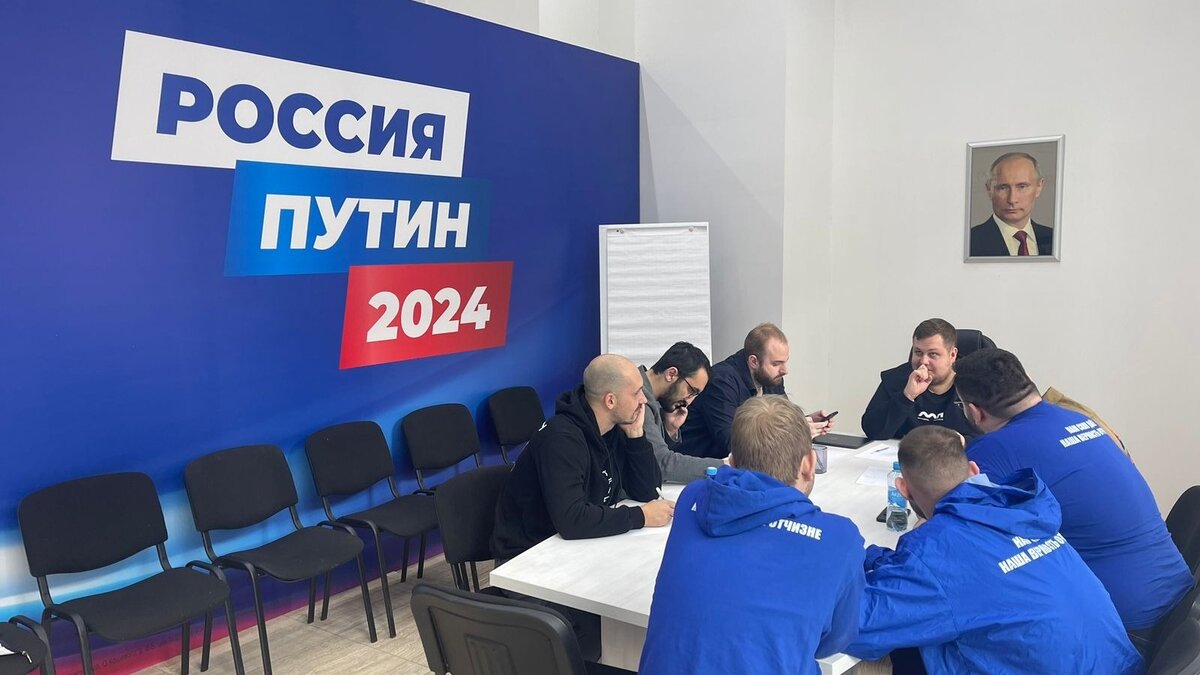     29 декабря во Владивостоке состоялось торжественное открытие Штаба общественной поддержки Приморского края. Участники торжественного открытия отметили, что Россия сегодня как никогда нуждается в таком сильном лидере, как Владимир Путин.