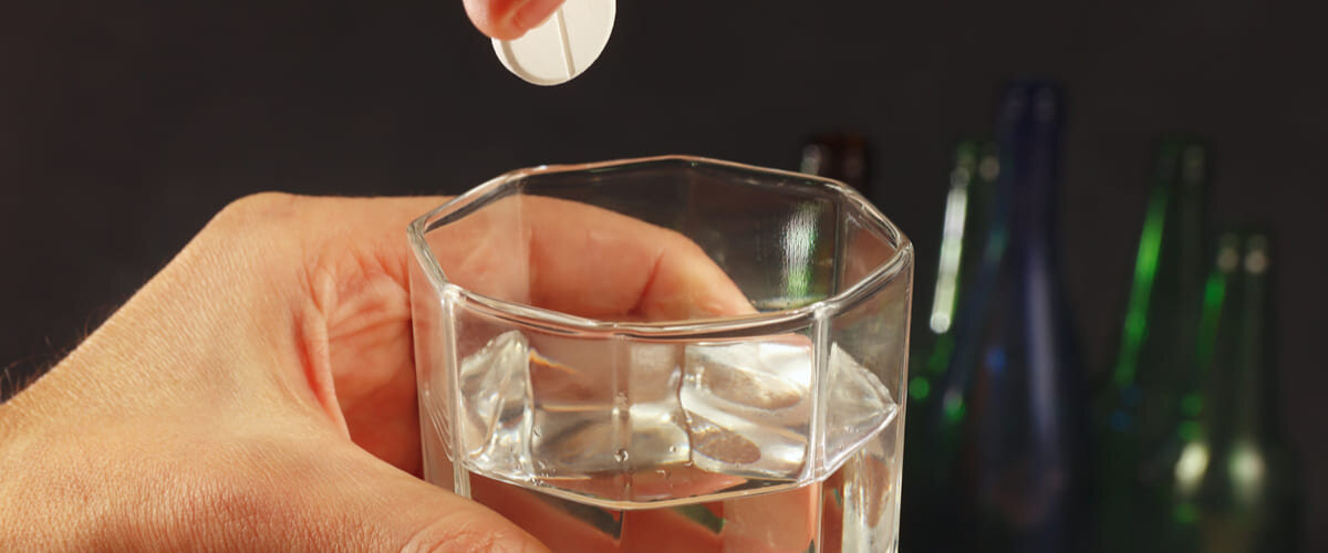 Для улучшения состояния необходимо принимать препараты, которые ускоряют выведение токсинов из тканей организма. Энтеросорбенты попадают в пищеварительный тракт, поглощают отравляющие вещества, предотвращают их дальнейшее распространение в крови. Они выходят естественным путем, снижают содержание этанола, продуктов его распада.