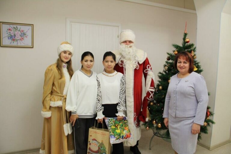    «Елка желаний»: Министр соцразвития Елена Сладкова исполнила мечты юных оренбуржцев Белов Михаил Александрович