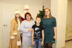  📷    «Елка желаний»: Министр соцразвития Елена Сладкова исполнила мечты юных оренбуржцев Белов Михаил Александрович