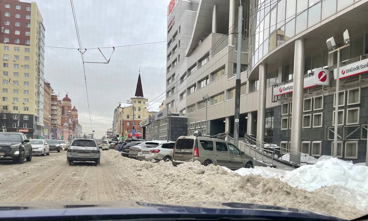 Ситуация тупиковая: автомобилисты утверждают, что парковки завалены снегом. В мэрии убедительно просят не бросать машины вдоль дорог, чтобы была возможность убирать снег. Фото: Царьград.