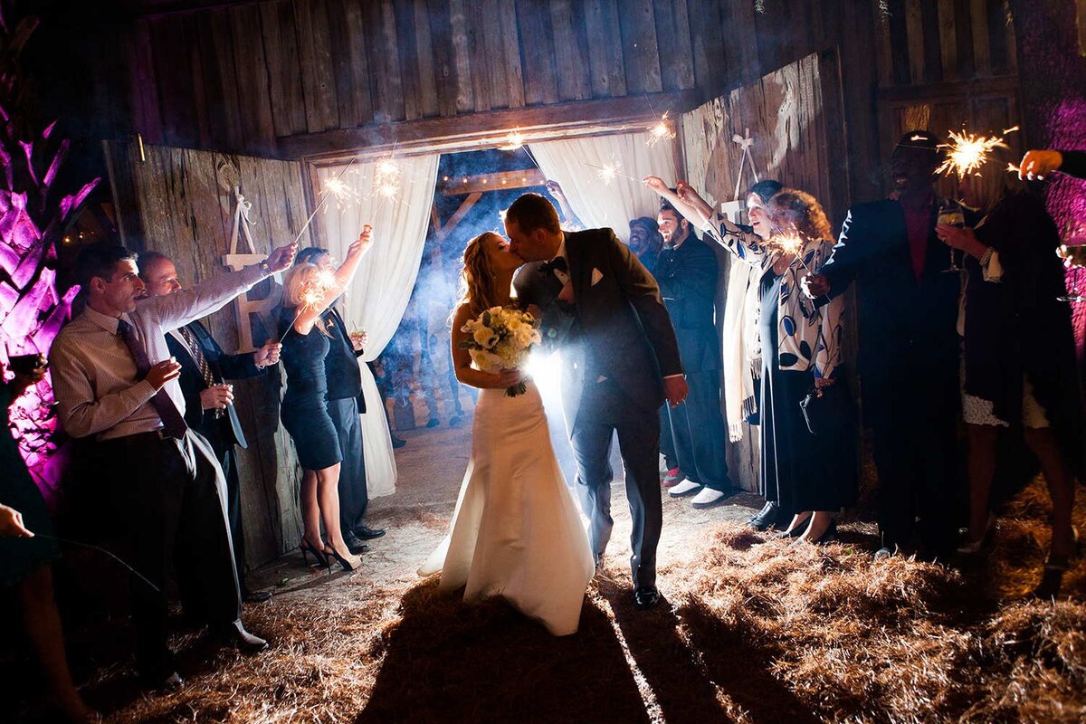    Дополнительный источник света позади молодожёнов делает эту фотографию такой выразительной / Фото: blog.lowepro.com