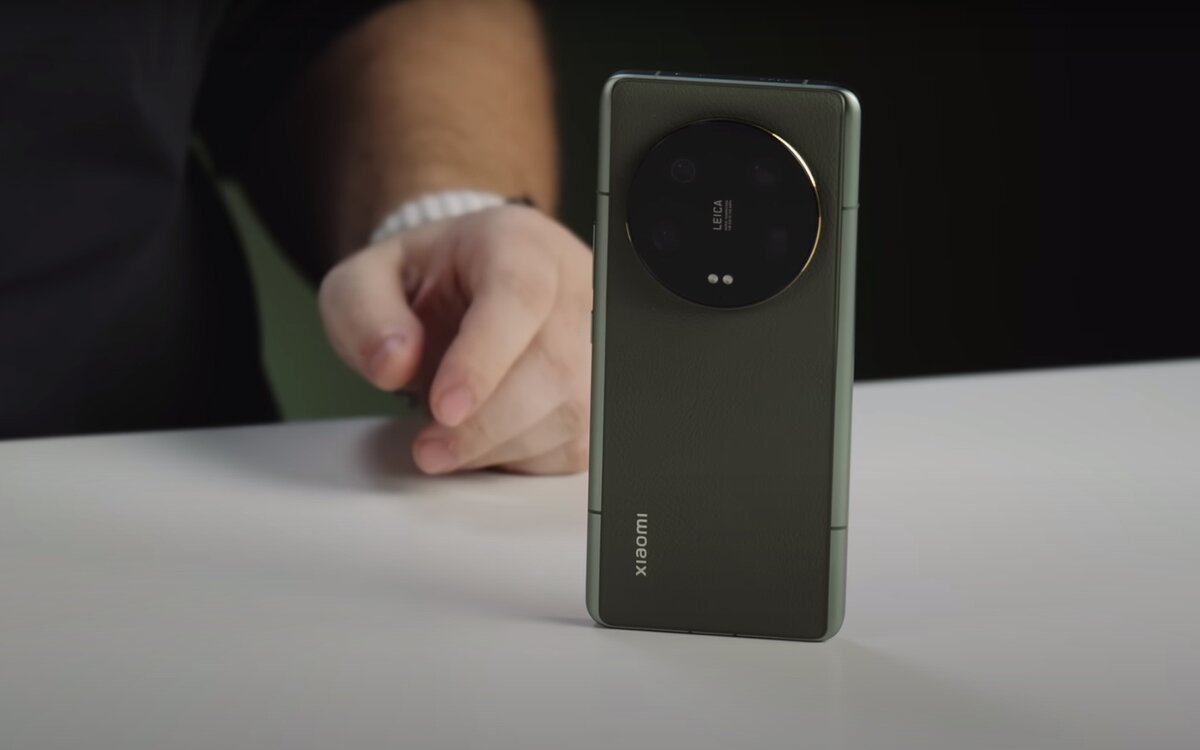    Производители особенно гордятся оптикой, созданной при участии Leica, — и не зря, имя в данном случае говорит само за себя. Иллюстрация: YouTube/Wylsacom