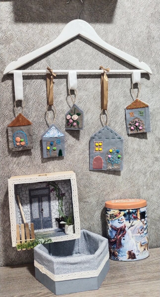 Повесила на кухне над столом.