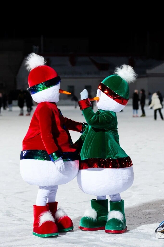  Аниматоры на Динамо. Фото: предоставлено клубомПарк КироваАдрес: парк им. Кирова, ул. Кирова д. 8а.Окруженная с двух сторон деревьями ледяная полоса. Рядом расположены скамейки, на которых можно отдохнуть. Сам каток разделен на три зоны: детскую, любительскую и профессиональную. Все украшено гирляндами, поэтому приходить туда вечером будет особенно празднично.Время работы: каждый день 10:00 – 22:00Стоимость: Со своими коньками – бесплатно. Прокат на взрослого: с понедельника по четверг – 240, выходные и праздники – 290. Прокат на ребенка: с понедельника по четверг – 190, выходные и праздники – 240Каток в «Омеге»Адрес: ТРЦ «Омега», ул. 10 лет Октября, 32.Закрытый каток. Здесь бесплатно дают комплект защиты. В самой «Омеге» можно поесть, сходить в туалет, переодеться. Из-за того, что здесь фиксируется температура, на катке теплее, чем на открытых площадках.Время работы: ежедневно 10:00 – 22:00Стоимость:Будни: 390 руб./1 час с прокатом коньков 240 руб./1 час со своимиВыходные: 420 руб./1час с прокатом 270руб./1 час со своими Есть безлимитное катание Со своими коньками-300р, с прокатом 450р Для детей до 7 лет: Катание со своими бесплатно С прокатом 150руб/1часЛедовый дворец «Молодежный»Адрес: проспект Калашникова, д. 15.В Ледовом работает тоже закрытый каток. Есть платные услуги предоставления экипировки. В здании находятся туалеты. Легко доехать на трамвае.Время работы: по субботам 18:30 – 22:00Стоимость: Детям до трех лет – бесплатно. До 10 лет – 100 рублей. 11 лет и старше – 200 рублей. Прокат коньков – 100 рублей.Стадион «Купол»Адрес: ул. Кирова, 6 (СОК «Купол»).Открытый каток, катание ведется по периметру, середину занимает лыжня. Территория освещается. Помимо коньков, можно взять напрокат лыжи. Туалеты и раздевалки отапливаются, есть кафе.Время работы: Будни: 12:00 – 22:00. Выходные и праздники: 10:00 – 22:00Стоимость:Со своими коньками (безлимит): взрослый/детский – 100/80 руб.Прокат коньков:Будни: для взрослых – 220 руб.Для детей до 12 лет – 200 рубВыходные: для взрослых час/безлимит – 250 рубДля детей час/безлимит – 220 руб.Стадион «Зенит»Адрес: ул. Советская, 33Залитое футбольное поле. Катание идет по периметру. Есть раздевалка и музыкальное сопровождение.Время работы: Среда – пятница: 18:00 – 22:00. Выходные и праздники: 12:00 – 22:00Стоимость: Детям до 7 лет – бесплатно. Среда – пятница: 100 рублей, выходные и праздники: 150 рублей. Безлимит на месяц: 1500 рублей.Лыжные базы
«Искра»Адрес: Славянское шоссе, 0/5АЛыжные трассы протяженностью 2 км, 4 км, 5 км, 7,5 км. Двухкилометровая освещается до 21:00Время работы: ежедневно 9:00 – 21:00СтоимостьВход на лыжню со своим снаряжением бесплатный.Аренда комплектов (лыжи + ботинки + палки) на 2 часа от 150 до 400 рублей. + 50 рублей за каждый последующий час использования. Подробнее о ценах можно посмотреть здесь«Снежинка»Адрес: Воткинское шоссе, 25Лыжная база в районе «Металлурга». Есть трассы на 2, 3 и 5 километров. Трассы идут по лесу, поэтому хорошие виды обеспечены. Довольно популярная база в Ижевске с хорошими отзывами.Время работы: ежедневно 09:00 – 15:00СтоимостьСо своими лыжами – бесплатноПрокатПластиковые с автоматическим креплением – 250 рублейПластиковые с простым креплением – 200 рублейДеревянные – 150 рублейСпорткомплекс им. КулаковойАдрес: Якшур-Бодьинский тракт, 14/7Огромный комплекс с сауной, бассейном, концертными программами и проживанием недалеко от Ижевска. Можно как приехать на один вечер, так и остаться на весь день. Помимо лыж, можно взять в прокат тюбинги.Время работы: понедельник, вторник – выходной. Среда – воскресенье — 10:00 – 20:00СтоимостьБудет учитываться только прокат. С другими услугами можно ознакомиться здесьЛыжи с автоматическим, полуавтоматическим креплением (спортивные): 200/час (в т.ч. лыжи - 70 руб; ботинки - 50 руб; палки - 30 руб.). 250/свыше одного часа.Лыжи полупрофессиональные: 250/час (в т.ч. лыжи - 120 руб; ботинки - 50 руб; палки - 30 руб.). 300/свыше одного часа.Лыжи детские с полуавтоматическим креплением: 80/час (комплект). 100/свыше одного часа.Лыжи детские (крепление 75 мм.): 60/час (комплект). 60/свыше одного часаГорнолыжные курорты
ЧекерилАдрес: С. Шудья, Юго-Запад от ИжевскаТелефон: +7 (909) 059-90-93СайтГруппа ВконтактеВсем известный курорт недалеко от Ижевска. Помимо проката, можно заказать услуги инструктора. Есть прокат тюбингов. Существуют тарифы как для взрослых, так и для детей. Можно взять номер в гостинице, есть разные классы: «Люкс» и «Стандарт». Также на курорте есть свой банный комплекс с саунами и бассейнами.Время работы: круглосуточноСо стоимостью всех тарифов и услуг можно ознакомиться по этой ссылкеНечкиноАдрес: С. Нечкино, Сарапульский ТрактТелефон: +7 (800) 300-49-94СайтГруппа ВконтактеЭтот курорт уже намного дальше от Ижевска, чем Чекерил. Однако такой вариант подойдет для дачников, которые имеют участок по Сарапульскому Тракту или просто предпочитают горки Нечкино. Есть самые разные склоны, как довольно безопасные, так и очень крутые. Проживать можно в гостинице или гостевых домах. Помимо катания и жилья, курорт также может предложить питание в трех разных заведениях: кафе и двух барах.Время работы: круглосуточноСо стоимостью всех тарифов и услуг можно ознакомиться по этой ссылке