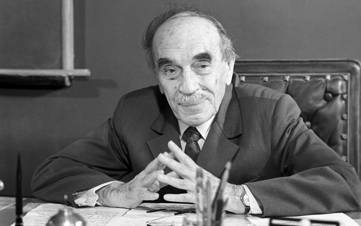 Академик Николай Николаевич Семёнов - основоположник советской школы физической химии.