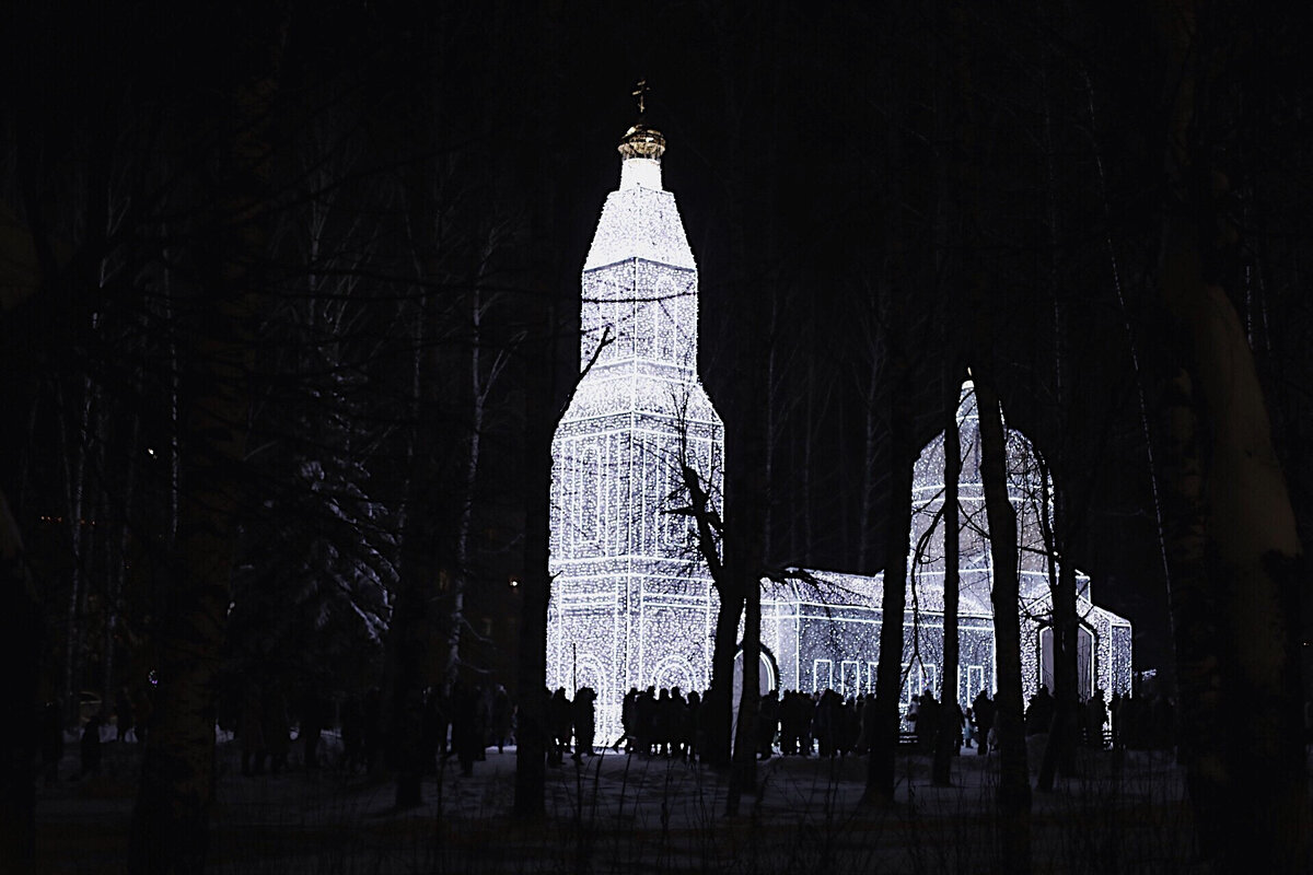 Световая конструкция в память о храме Спаса Нерукотворного, взорванном большевиками в 1930 году. Фото: Анастасия Иванова. Источник: visitivanovo.ru