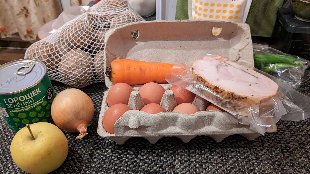 Вот набор продуктов для оливье. Посмотрите внимательно, чего в нем не хватает?