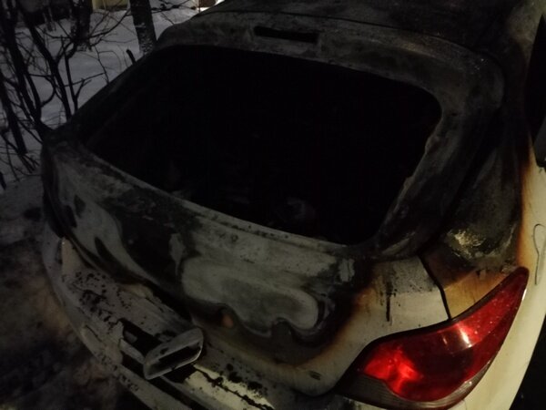     В Иванове на проспекте Ленина неадекватный мужчина разбил и сжег машину родственницы