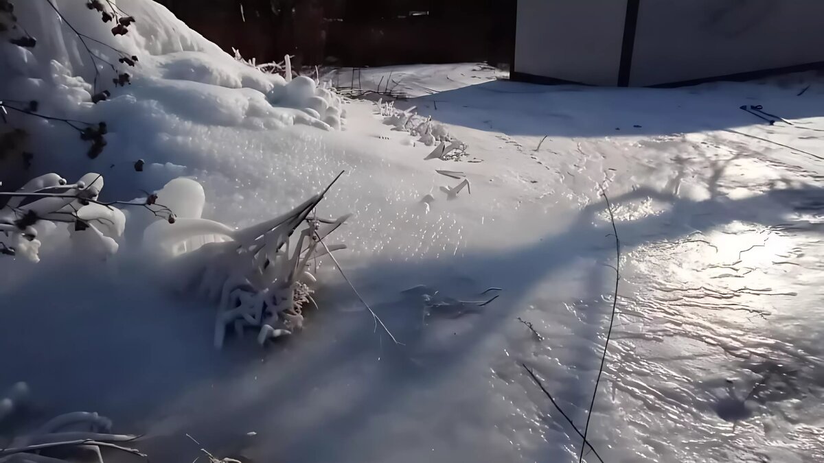 Водопад» из сталактитов и реки льда «обрушились» на поселок в Приморье —  видео | Восток-Медиа | Дзен