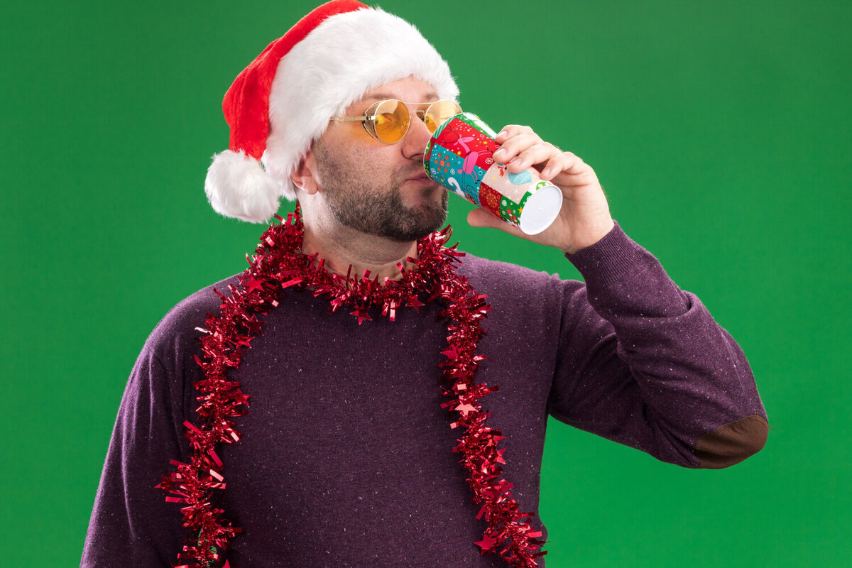     Топ самых вредных новогодних напитков: черный список от нутрициолога