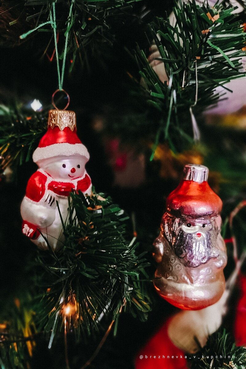 Современный снеговик ручной работы и советский Дед Мороз. Фото моё.