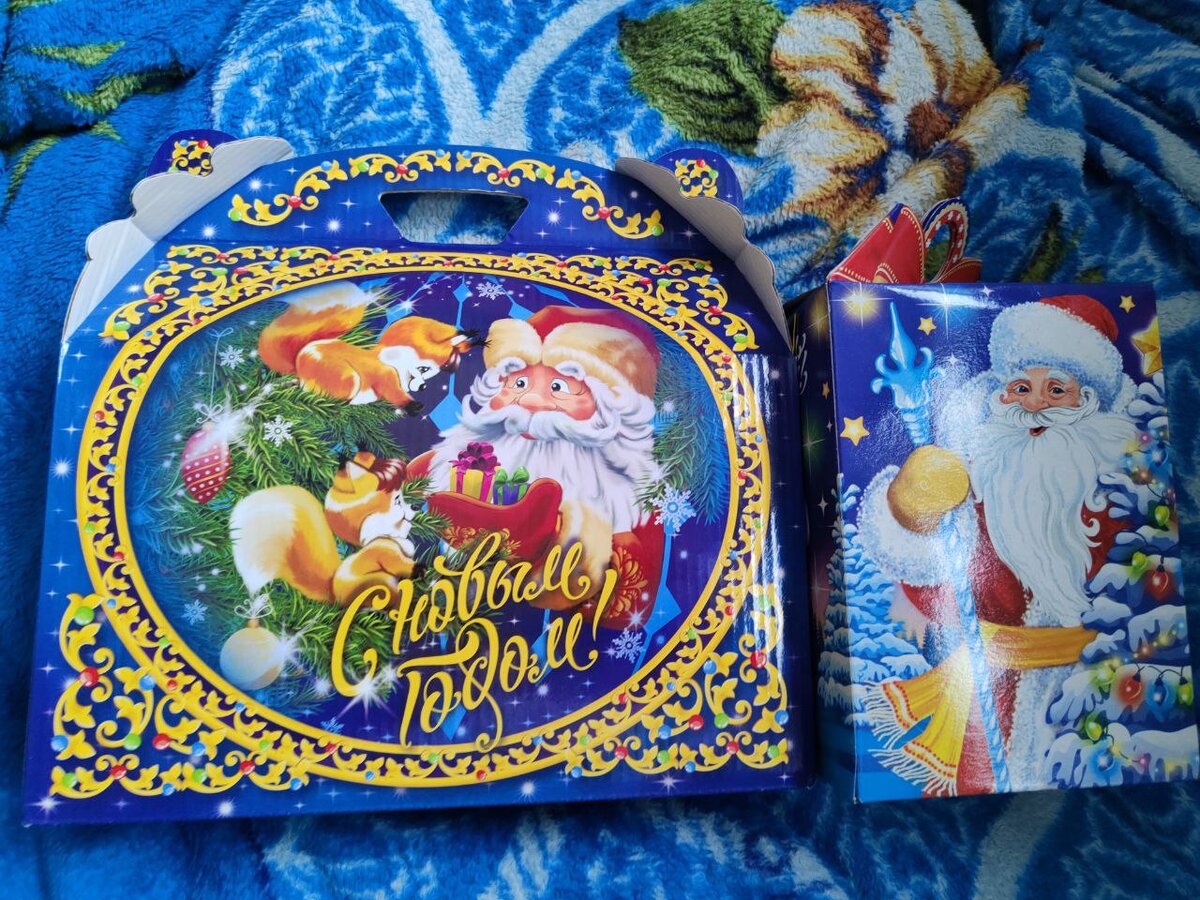 Слева — сладкий подарок обычного детсадовца, справа — сладкий подарок школьника с инвалидностью (ОВЗ). Фото сделано мной