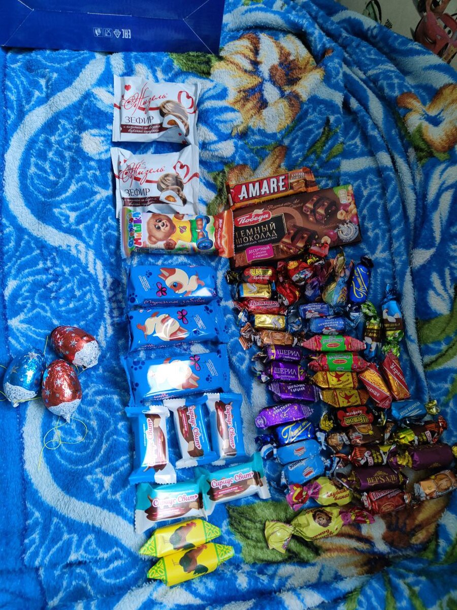Содержимое сладкого подарка обычного детсадовца. Фото сделано мной