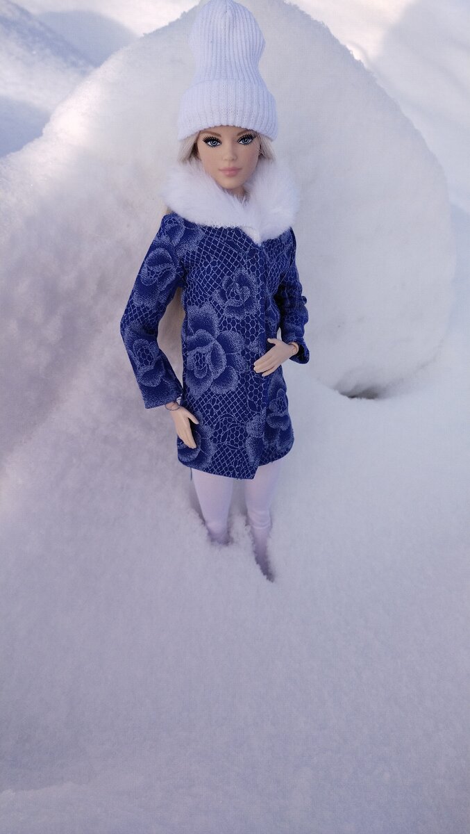 Всем привет !!  Недавно у нас нападало очень много снега , и поэтому я решила провести фотосессию одной из моих девочек.  Это прекрасная Виктория.