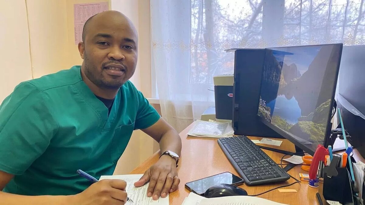     Представитель африканского континента впервые трудоустроен врачом на севере Удмуртии. Об этом сообщила вице-премьер правительства Удмуртии Эльвира Пинчук в своем официальном телеграм-канале.