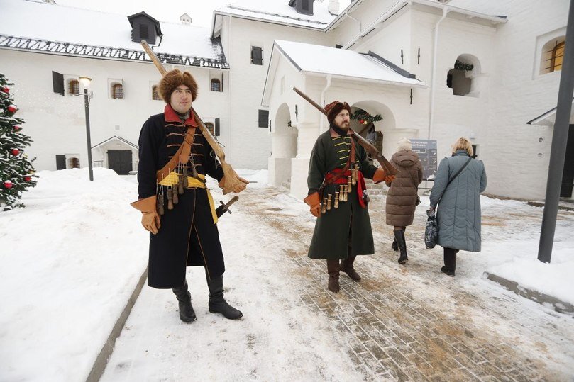     Стрельцы охраняют покои богатейшего купца Пскова / Вадим Боченков