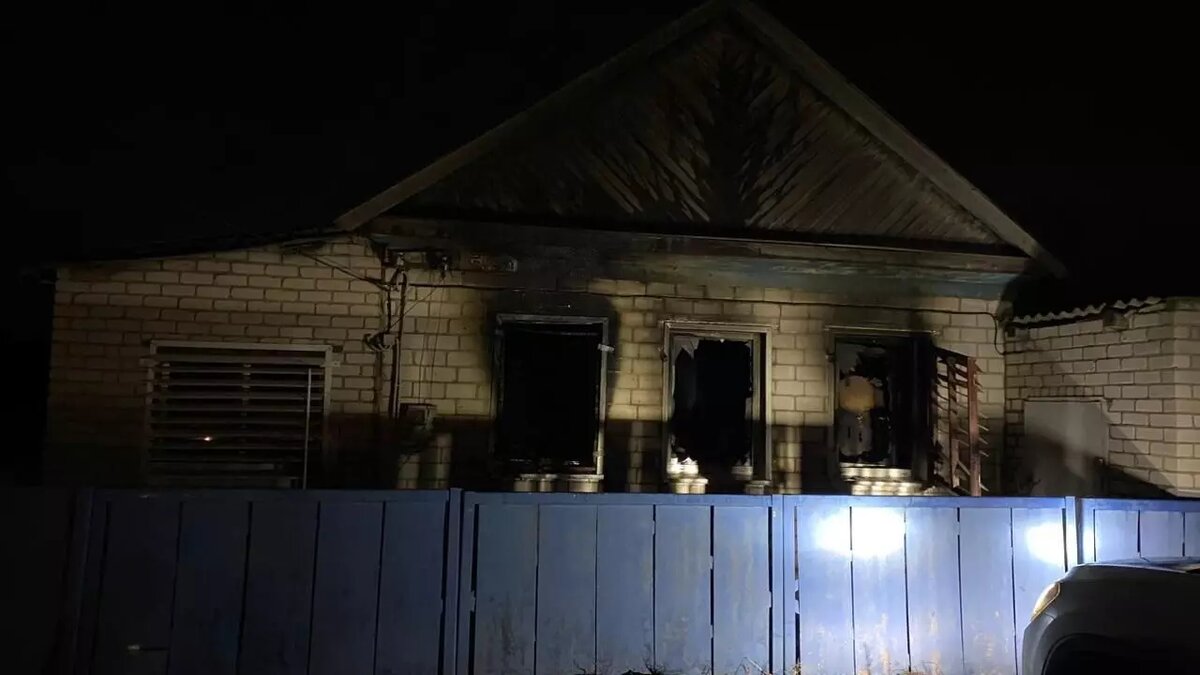     Очаг пожара в Калаче-на-Дону под Волгоградом, в котором сгорела 34-летняя женщина и две ее дочери (1 года и 6 лет), находился в комнате старшего сына. Парень в момент возгорания вышел из дома, выжить удалось также 2-летнему ребенку.