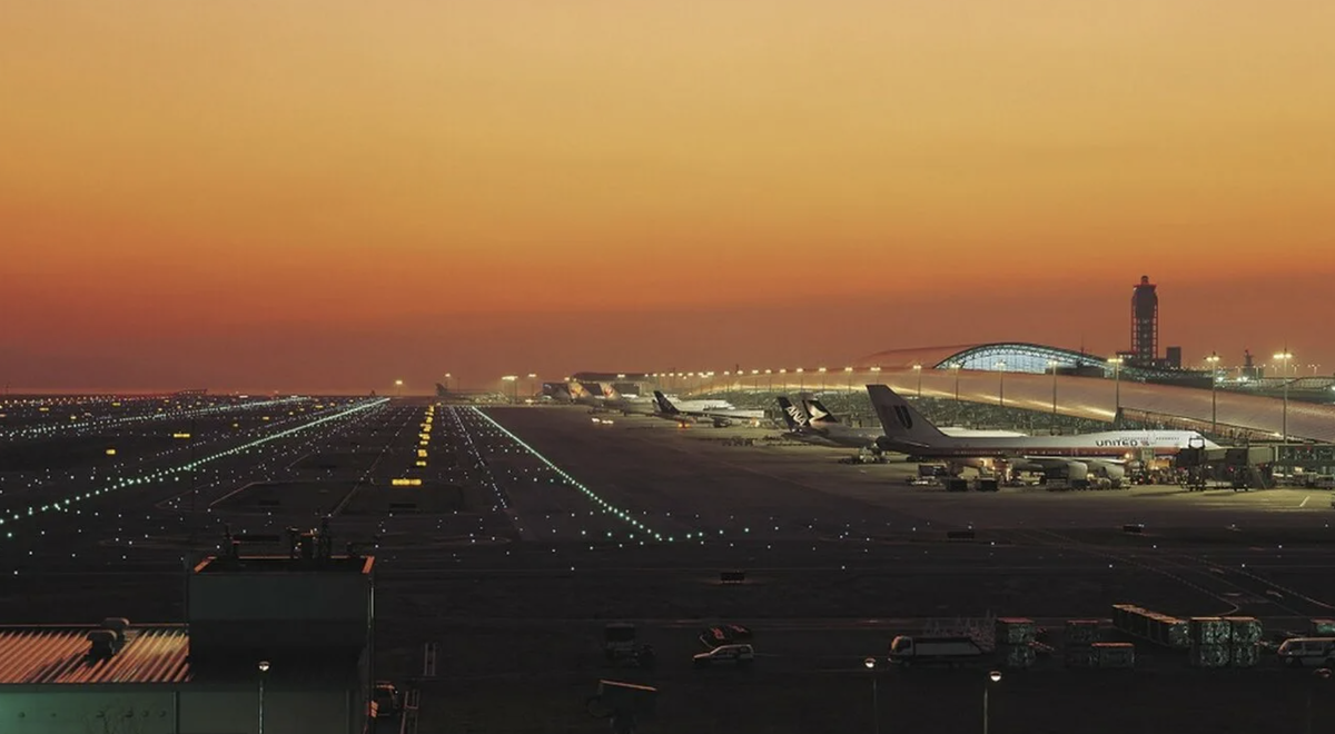 An airport is a place. Международный аэропорт Кансай. Аэропорт Кансай в Осаке. Кансай Япония. Аэропорт Кансай мост.