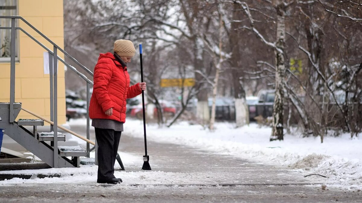     Накануне жители столицы Татарстана заметили, что дворники чистят тротуары, перебрасывая снег на автомобильную дорогу. В мэрии города Inkazan прокомментировали ситуацию.