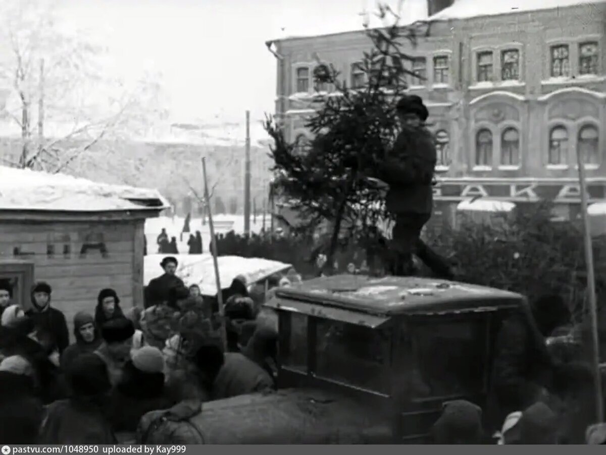 Ёлочный базар на Трубной площади, 1941. За кадром осталась очень большая очередь за новогодним деревом. С сайта www.pastvu.com.