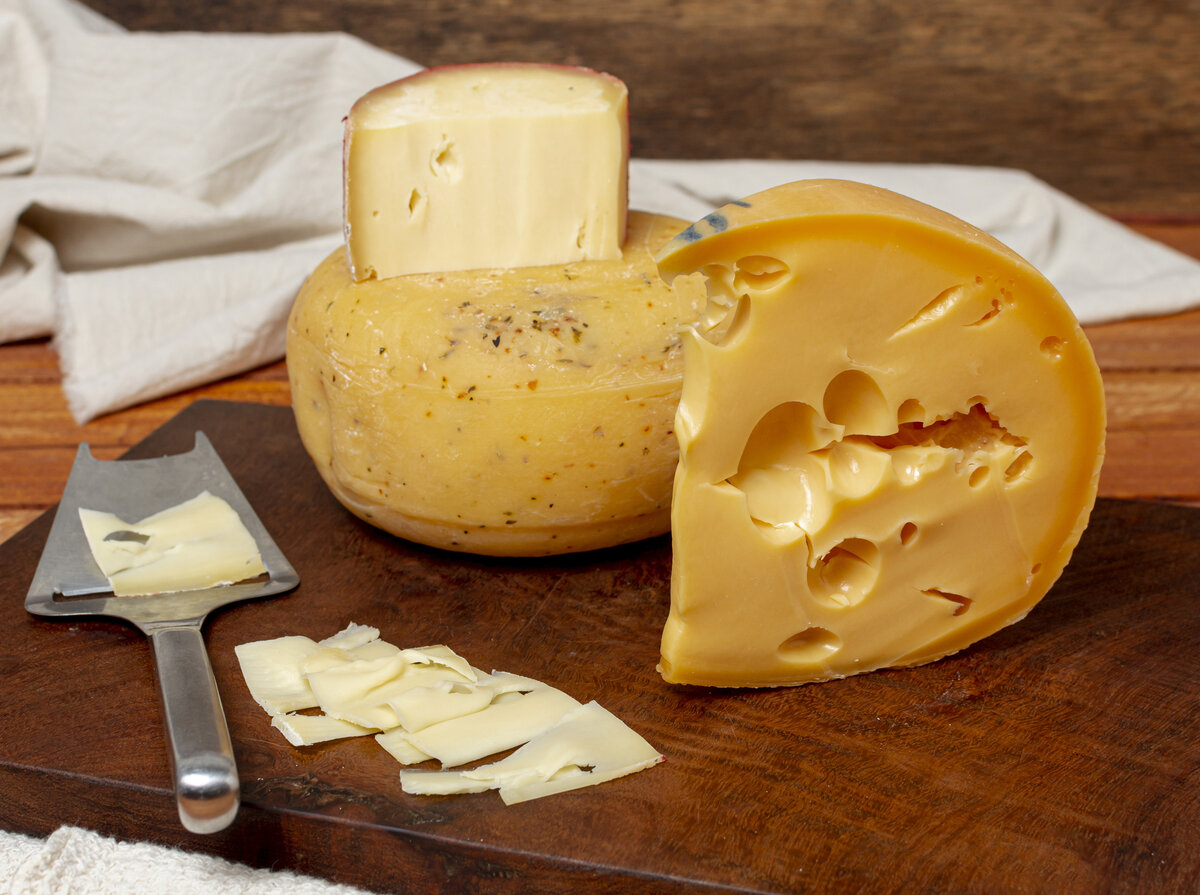 Сыр польза и вред для мужчин. Сыр своими руками. Сыр с дырочками. Сыр ломтиками. Головка сыра.