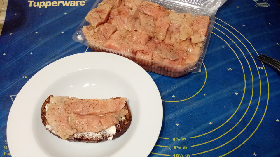 Бутерброд с горбушей и контейнер с засоленной горбушей (рецепт на сайте)