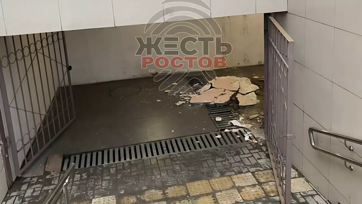     В Ростове-на-Дону обвалился потолок подземного перехода на проспекте Театральный, сообщили горожане в соцсетях.