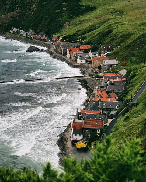 Эта небольшая деревушка расположена в Абердиншире на самом краю Шотландии у подножия холмов и скал на берегу океана. Она состоит из всего одной улицы, настолько узкой, что места тут хватит лишь паре пешеходов.
В 1953 году после сильных штормов, несколько домов были разрушены, и почти все жители были вынуждены покинуть деревню. Местные власти хотели вообще её снести, но несколько активистов отстояли деревню и создали Общество Охраны Криви. С тех пор все коттеджи были отремонтированы, и сейчас сдаются туристам.

