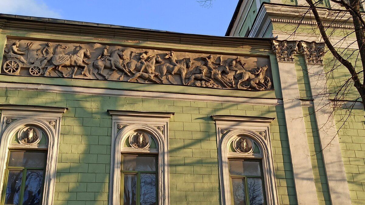 Фриз "Служение лошади человеку". Охота. Источник vk.ru / автор фото неизвестен 
