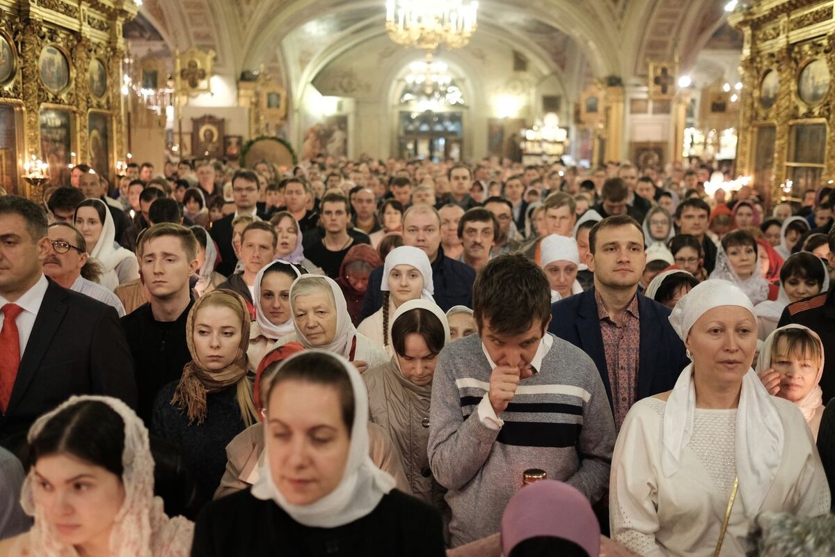 В чем можно ходить в церковь. Православные прихожане. Православная радость. Молитва в храме. Прихожане на службе в храме.