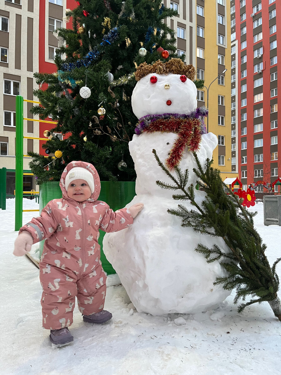 Смотрите какой снеговик ⛄️ красивый в соседнем дворе стоит! Я как раз хочу за зиму слепить красивого, рассказывала об этом. Тоже в списке дел ☑️ 