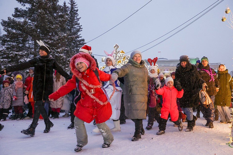    Хоровод — один из самых древних танцев на Руси, был частью славянского обряда поклонения Солнцу. С приходом христианства обычай водить хороводы никуда не делся. Фото: Кирилл Кухмарь/ТАСС