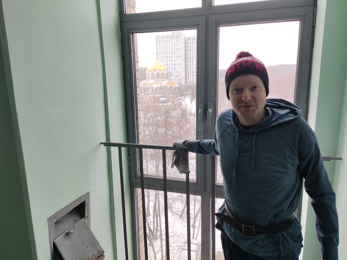 На фоне Храма священномученика Ермогена 