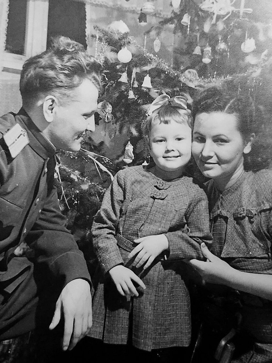    Любимый праздник встречают будущий редактор «Горьковской правды» Иван Богданов и его семья, 1940‑е годы